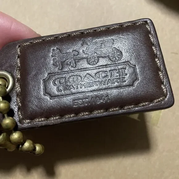 COACH 3" Hang Tag Brown Leather, Embossed Horse & Carriage, Chunky Brass Chain - Picture 4 of 5